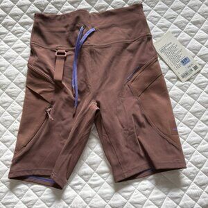 Lululemon Cargo Hiking Short - 8" sz 6